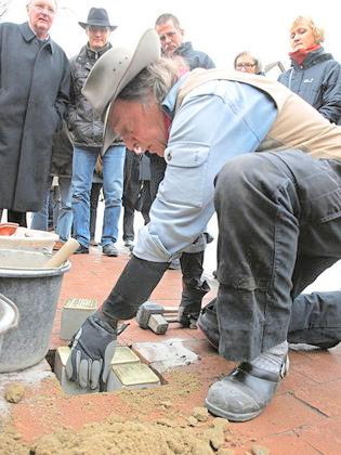 Gunter Demnig verlegt Stolpersteine